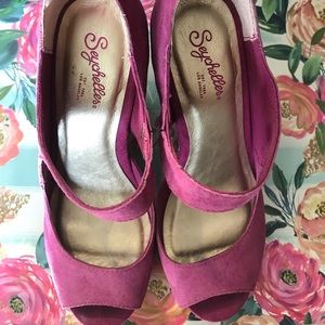 Beautiful color fuchsia size 7